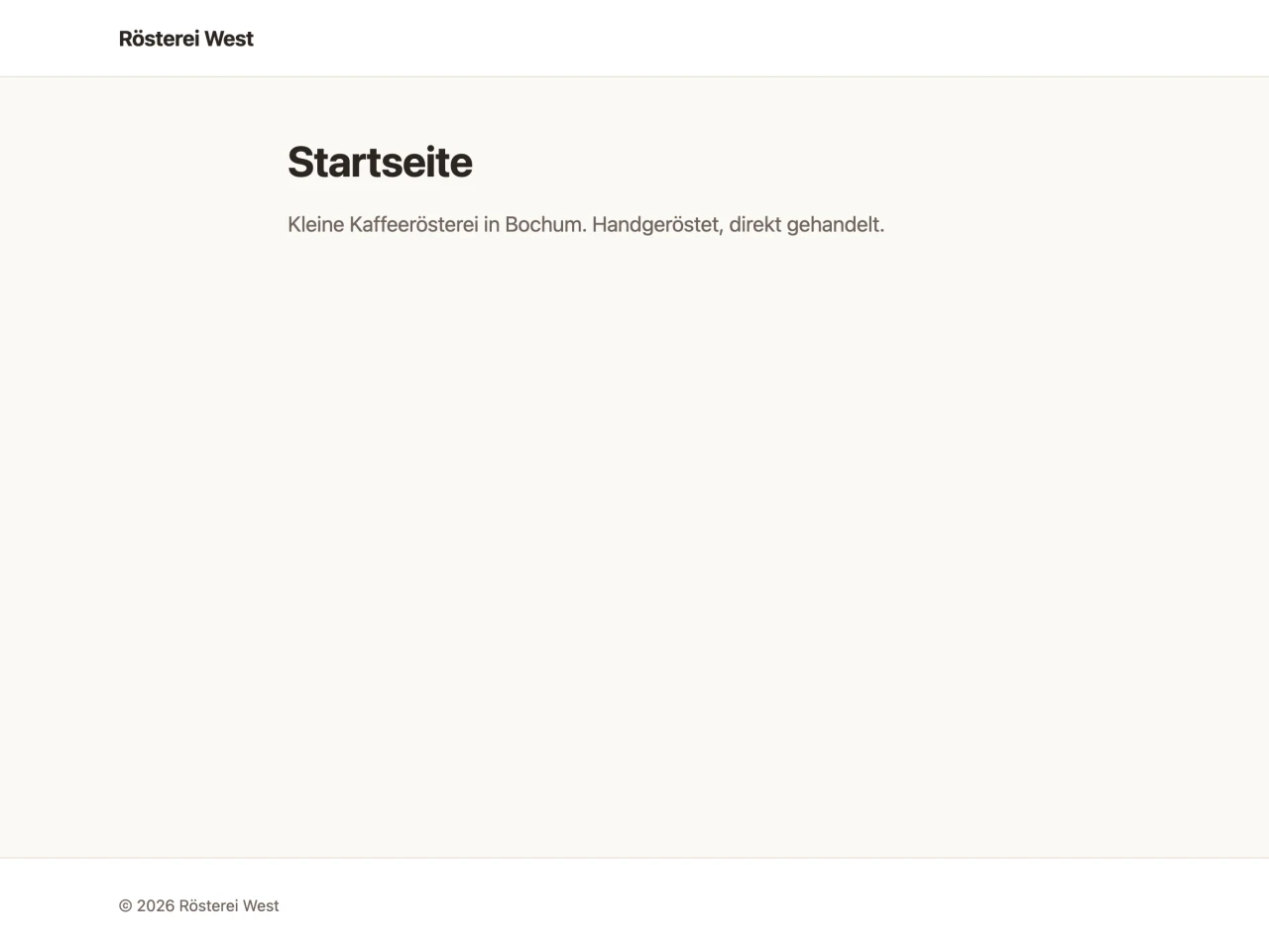 Browserfenster mit dem neuen Theme: Header mit dem Seitennamen Rösterei West, darunter die Überschrift Startseite und die Beschreibung aus der Konfiguration, unten der Footer mit Copyright