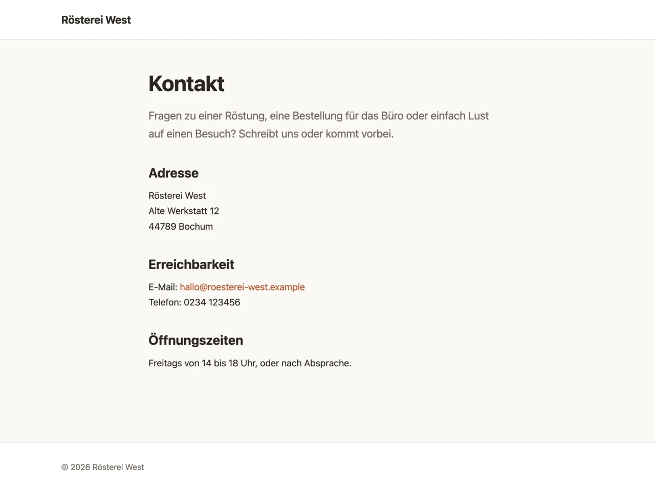 Browserfenster mit der Unterseite Kontakt: Adresse, E-Mail und Telefon aus den verschachtelten Variablen sowie die Öffnungszeiten